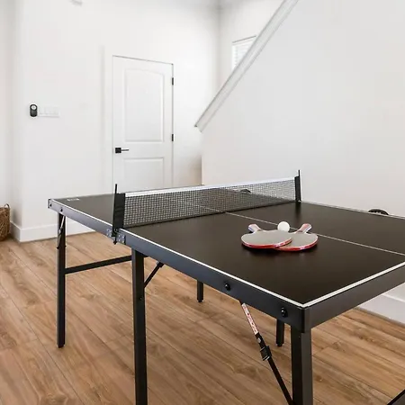 Modern + Contemporary Home Minutes From Dt Houston